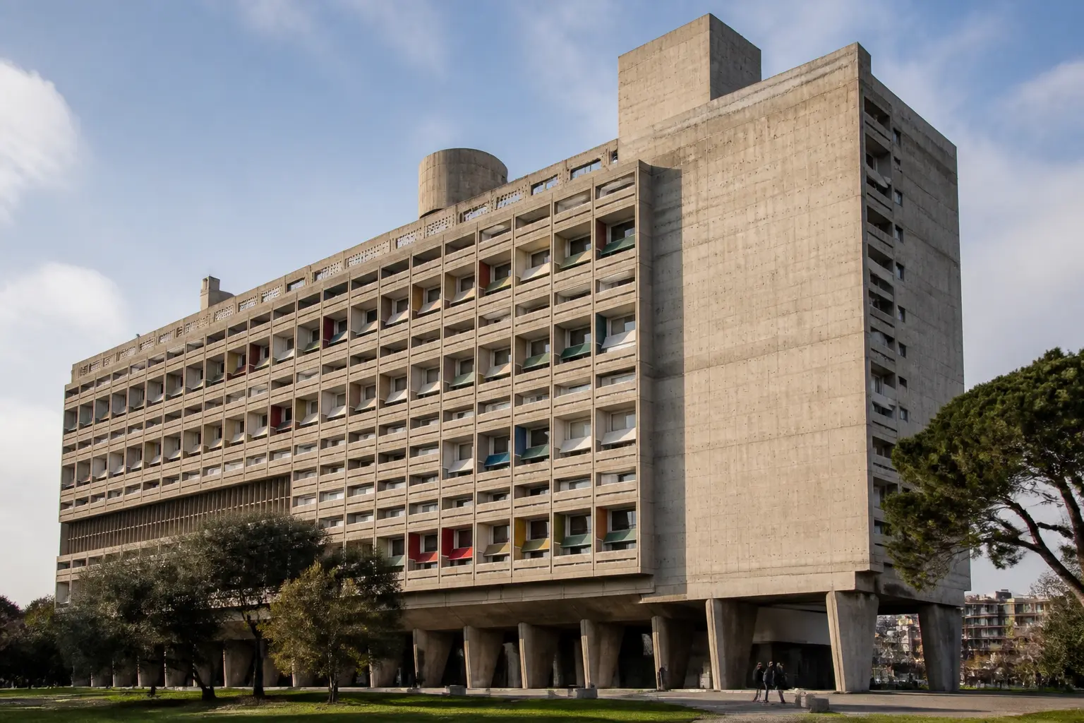 Unité d’habitation de Marseille, vue en contre-plongée, façade moderniste en béton, pilotis et loggias au soleil.