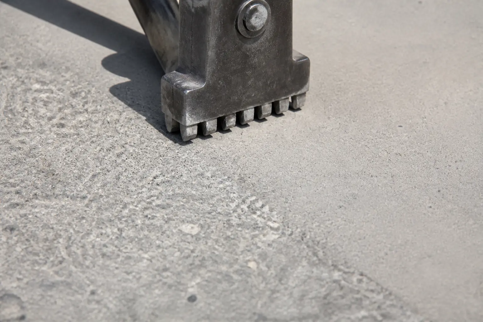 Qu’est-ce que le béton bouchardé et pourquoi séduit-il en extérieur ?