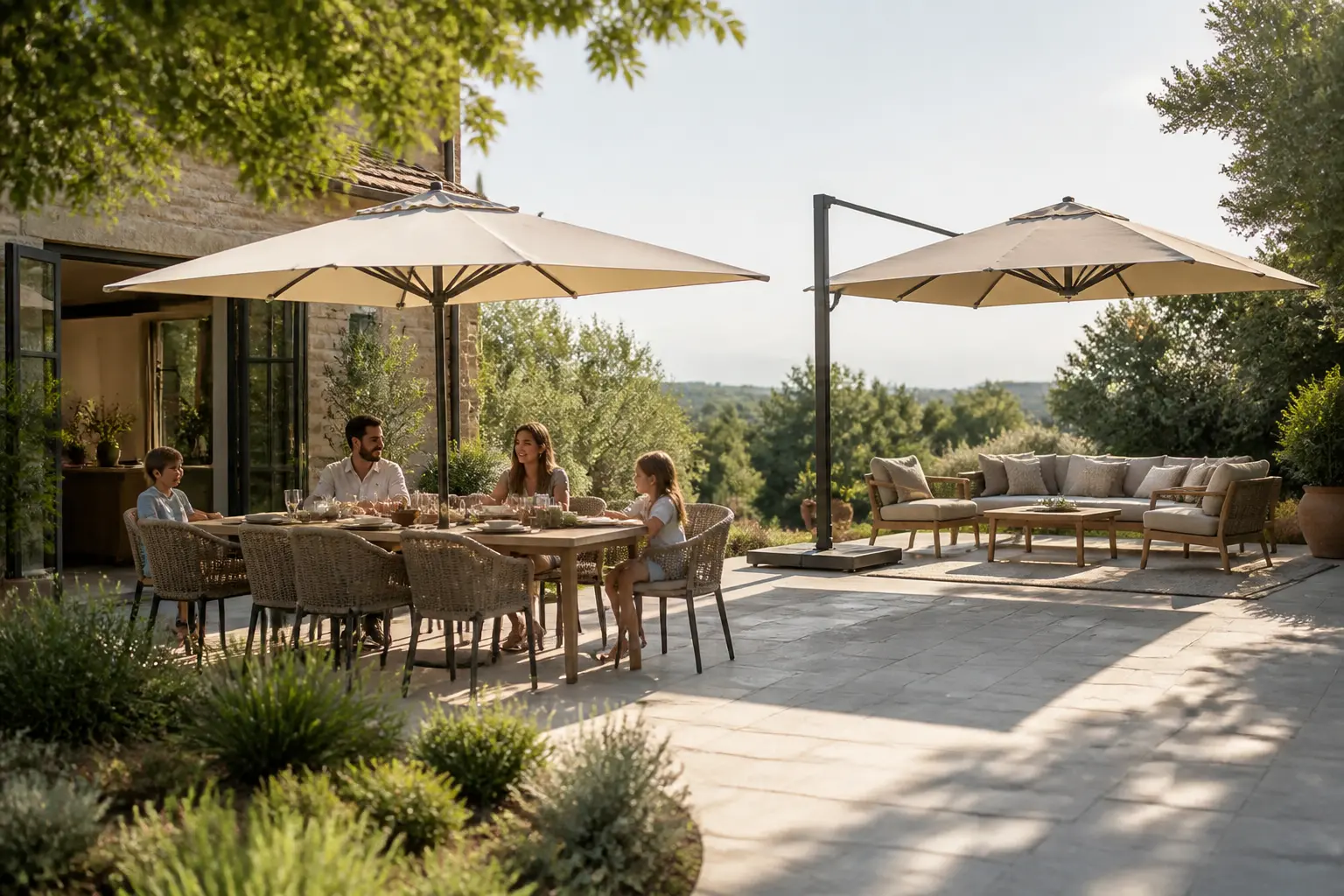 Terrasse élégante avec grand parasol, table familiale et salon extérieur ombragés, ambiance premium naturelle