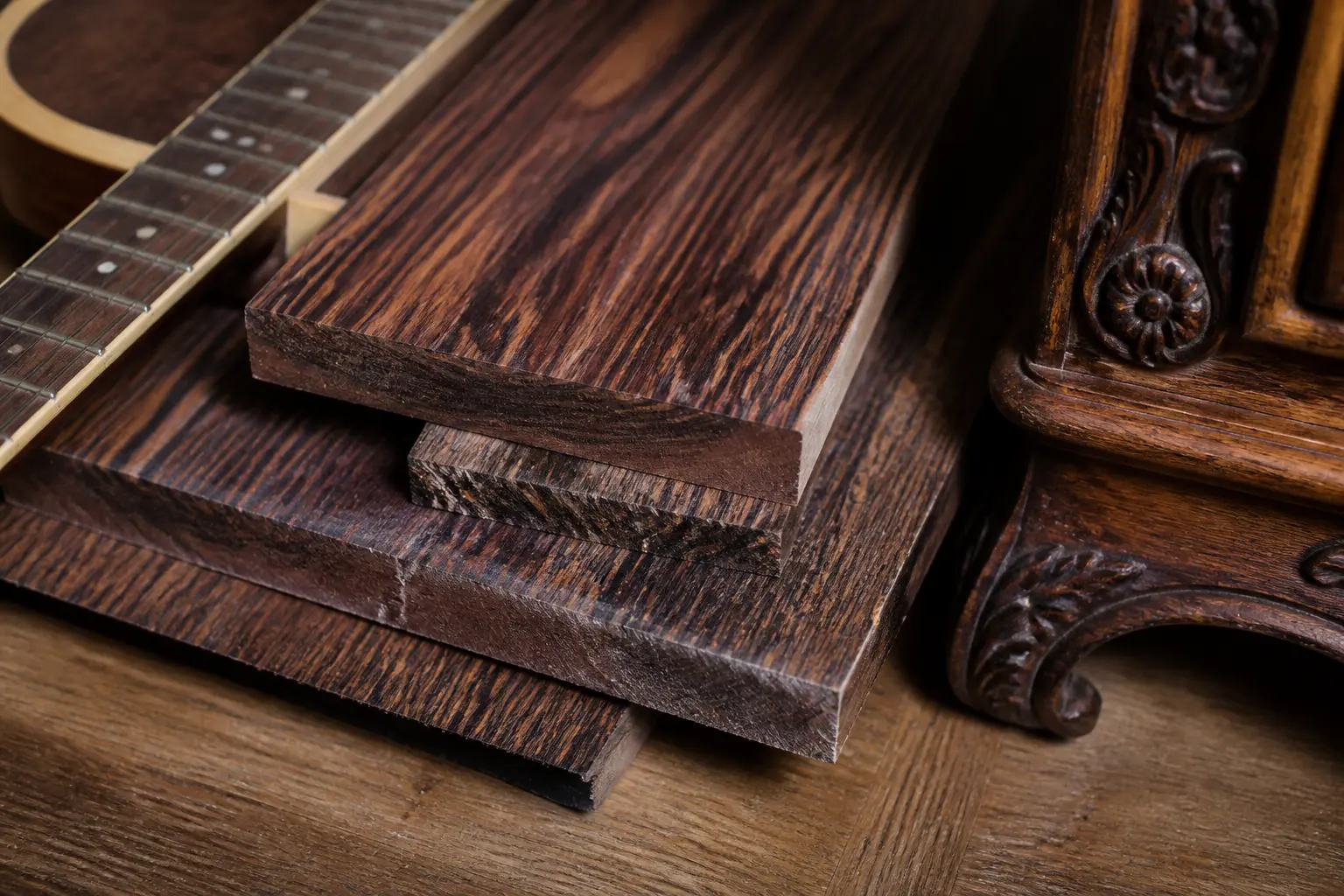 Bois palissandre en gros plan : planches sombres, meuble ancien et détail de lutherie aux veines riches et contrastées