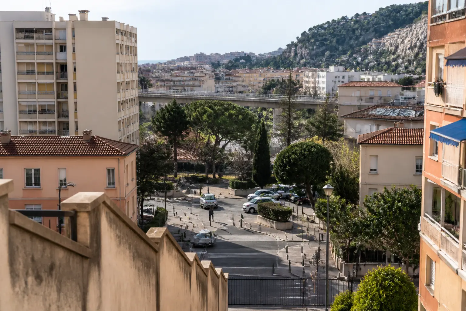 L ariane nice à Nice, quartier résidentiel dense au bord du Paillon, rues locales, immeubles et verdure méditerranéenne