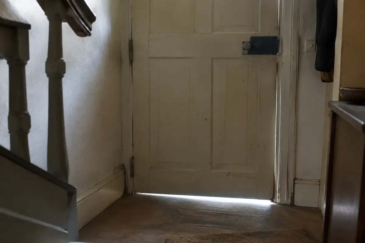 Isolation de la porte d'entrée : colmater d'abord, remplacer ensuite, et ce que valent les chiffres de déperdition