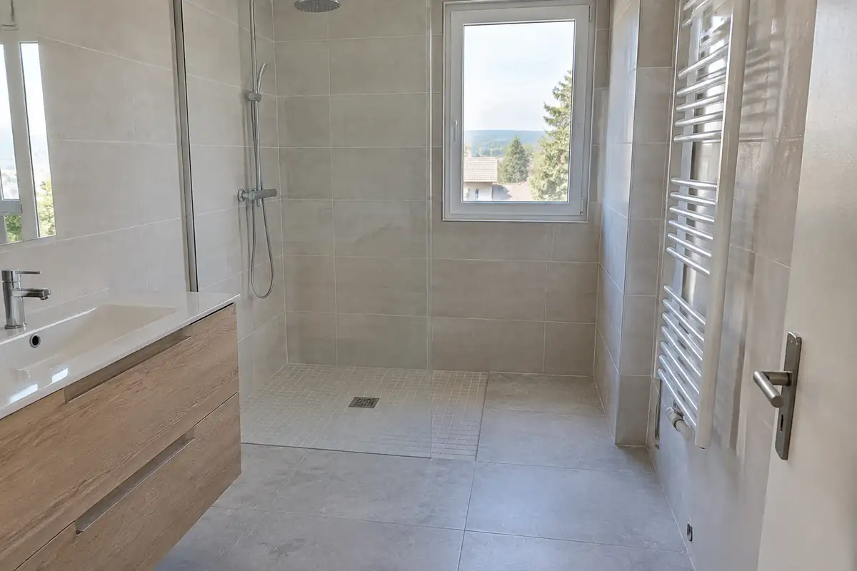 Dimension douche : 120 × 90 cm pour la douche accessible, des formats du commerce sans minimum, et les espaces autour
