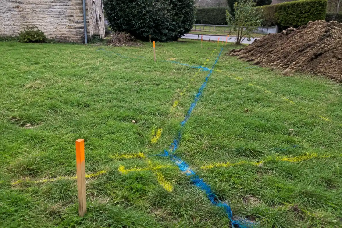 Marquage au sol de réseaux enterrés sur une pelouse avant fouille
